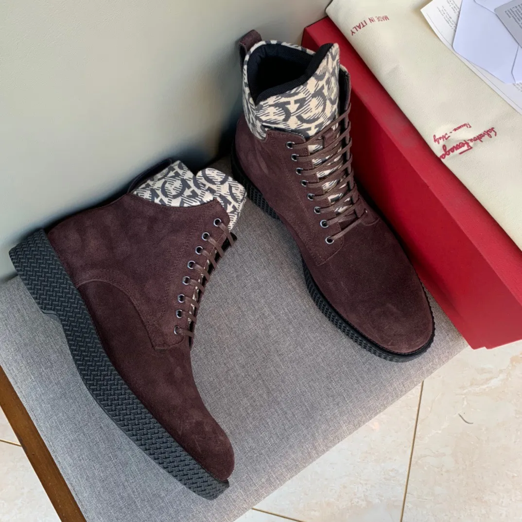 [Ferragamo] Top P: 1000💰 Number of yards: 39~44 (38.45 custom-made, non-returnable) Ferragamo winter series, original 1:1 development, casual men's short boots. Made with heavy investment, shoes and boots are made of imported cowhide + imported Ferragamo special fabric. Black cowhide lining that is not easily deformed. Wear-resistant rubber outsole, black cowhide, black open edge beads, black frosted, brown suede. Factory craftsmanship, perfect products are only prepared for you who know taste! Any comparison is welcome!